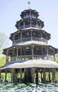 Der Chinesische Turm mit einem der beloiebtesten Biergärten Münchens.