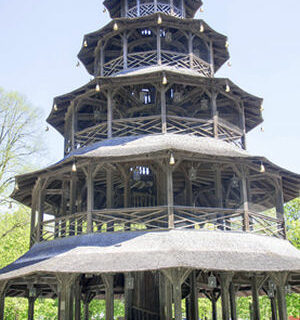 Der Chinesische Turm mit einem der beloiebtesten Biergärten Münchens.