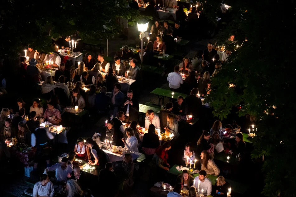 Kocherlball am Chinesischen Turm im Englischen Garten